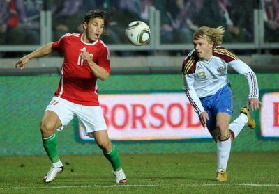 الروسي يانباييف (اليمين)يحاول نيل الكرة من المجري بادور 