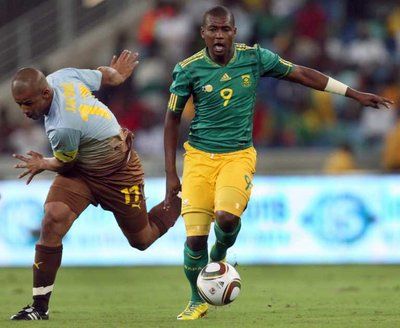 الجنوب افريقي مافيلا (الاخضر) ينال الكرة قبل الناميبي تيكوزو