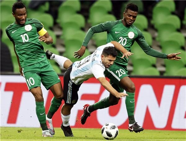 أجويرو خلال مباراة نيجيريا