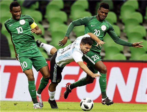 أجويرو خلال مباراة نيجيريا