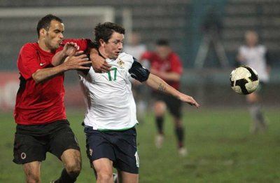 الالباني كوري(اليسار) يحاول نيل الكرة من الايرلندي باتيرسون