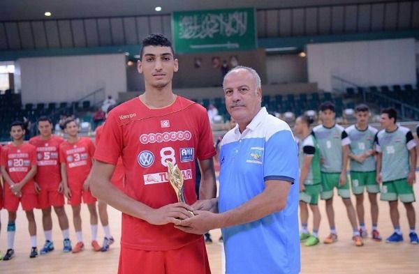 حازم باشا يتسلم جائزة أفضل لاعب في لقاء العراق