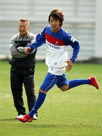 شونسوكي ناكامورا في أولى تدريباته مع فريق يوكوهاما إف مارينوس