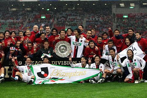فريق كاشيما أنتلرز عندما فاز بلقب الموسم الماضي 2009