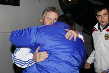 هيدينك أثناء وداعه لأحد لاعبي المنتخب الروسي بعد المباراة