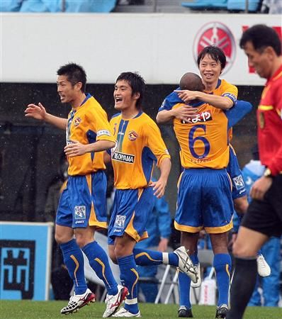 فرحة لاعبي فريق فيجالتا سينداي بعد تمكنهم من إحراز هدف التقدم على فريق جوبيلو إيواتا