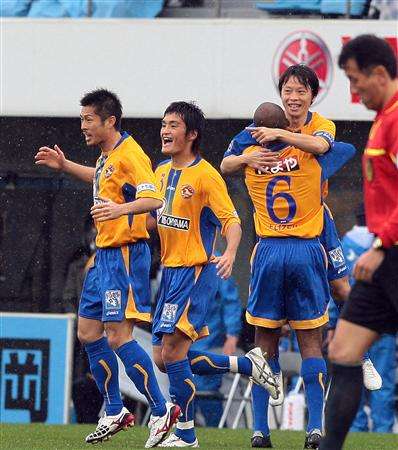 فرحة لاعبي فريق فيجالتا سينداي بعد تمكنهم من إحراز هدف التقدم على فريق جوبيلو إيواتا