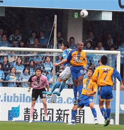 من مباراة جوبيلو إيواتا وفيجالتا سينداي