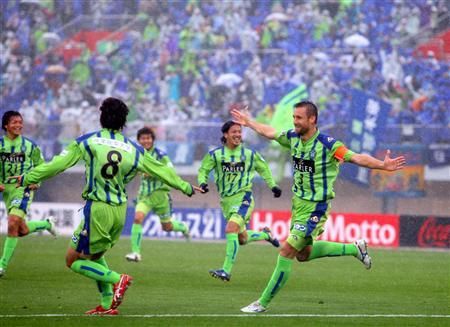 المدافع البرازيلي جيان ( يمين ) يحتفل مع زملائه بإحرازه هدف التقدم لفريق شونان