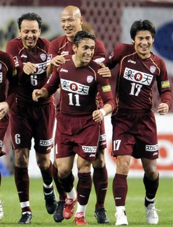لاعب الوسط البرازيلي بوبو يتلقى التهاني من زملائه بعد إحرازه الهدفين لمصلحة كوبي