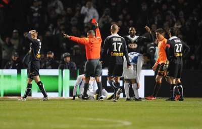 الحكم اشهر البطاقة الحمراء للاعب بوردو سياتي