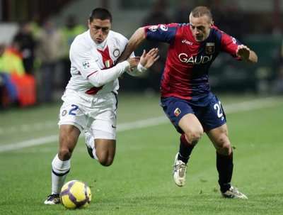 صراع على الكرة بين الكولومبي كاردوبا ولاعب جنوه ميستو