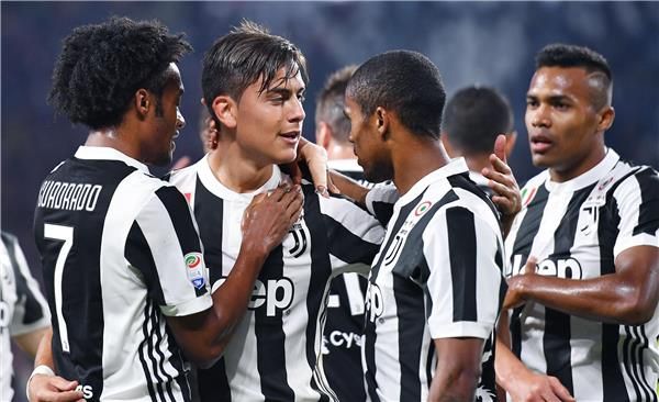 احتفال ديبالا مع زملائه