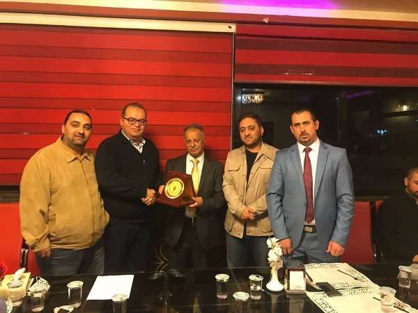 جانب من تبادل الدروع التذكارية بين الأهلي وفرسان الأردن