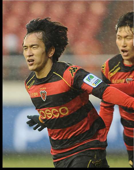 المهاجم نو بيونغ هون يحتفل بعد إحرازه الهدف الأول لفريقه بوهانج ستيلرز