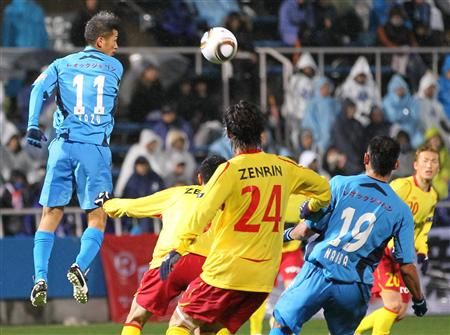 كازو ميورا كاد أن ينجح في إحراز الهدف الثالث لفريقه يوكوهاما إف سي