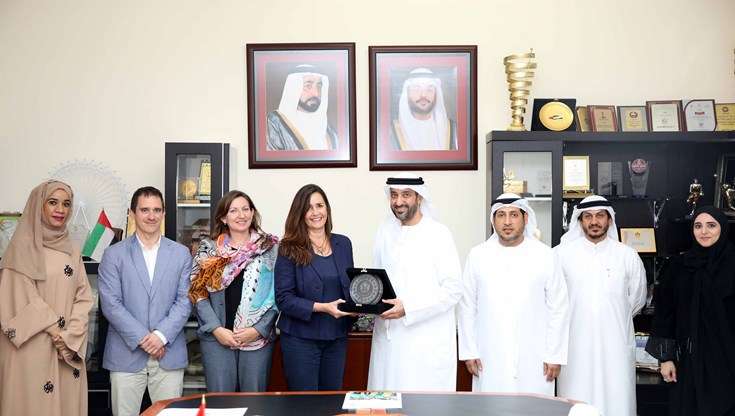  القاسمي يكرم وفد مؤسسة برشلونة