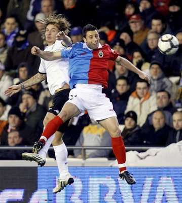 لاعب فالنسيا اليكسيس يقفز عاليا مع لاعب سانتاندير ارانا 