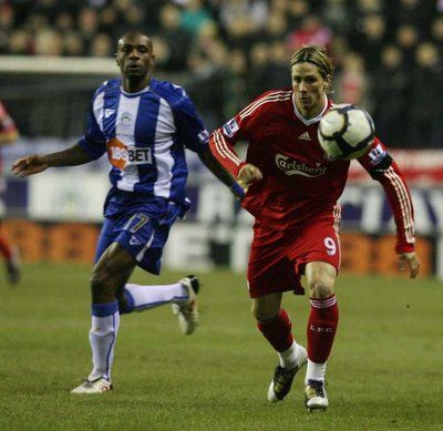 توريس يركض خلف الكرة تحت نظرات لاعب ويجان ايمرسون بويس