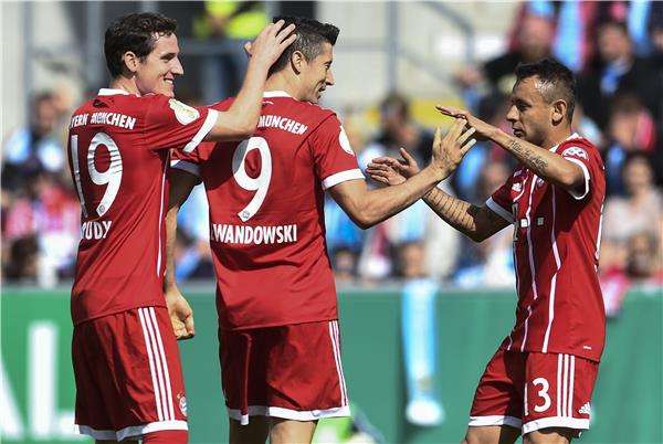 رافينيا مع لاعبي بايرن ميونيخ