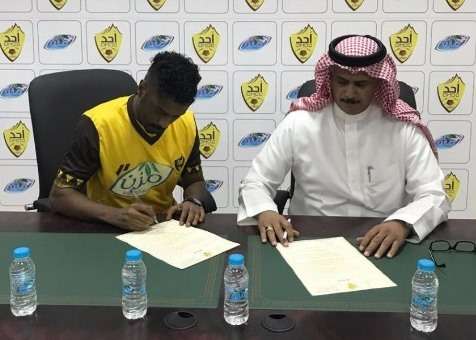 جانب من توقيع الدوسري