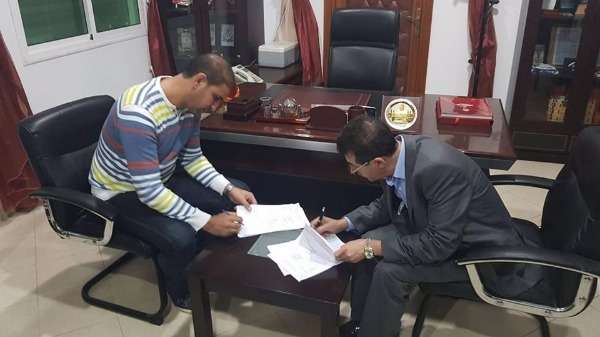 يوسف فرتوت أثناء التوقيع 