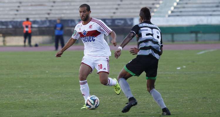 لقطة من مباراة سابقة بين الفريقين