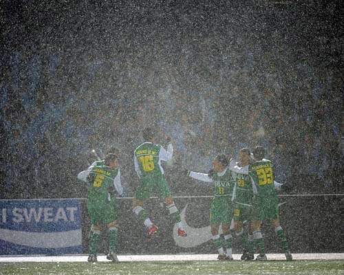 فرحة لاعبي فريق بكين غوان بعد إحرازهم الهدف الثالث وضمان الإنتصار على كواساكي الياباني