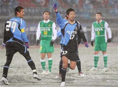 المدافع كوسوكي كيكوتشي يحتفل بعد إحرازه هدف التعادل لكواساكي