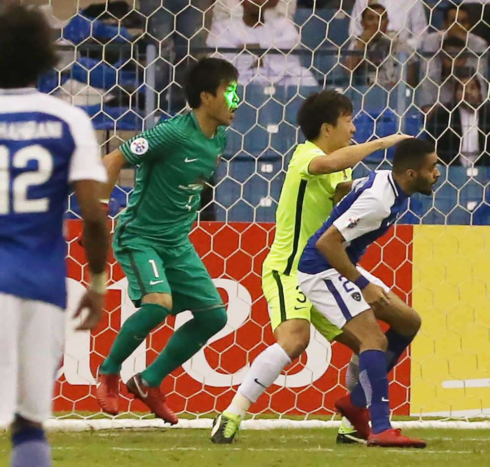 الحارس نيشيكاوا مع الليزر في لقاء الهلال وأوراوا