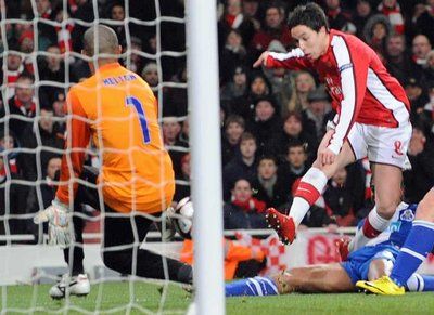 سمير نصري لحظة تسجيل الهدف الثالث لآرسنال 