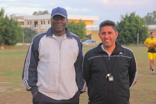 صالح رحيل (يسار)