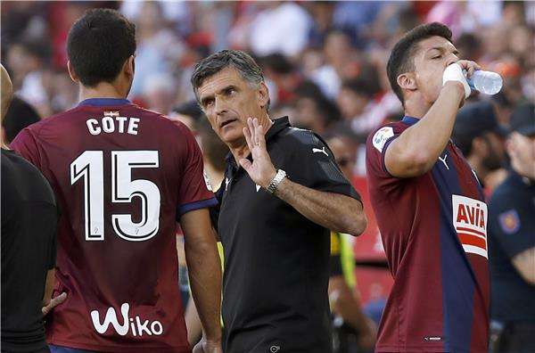 مينديليبار بين لاعبي فريقه