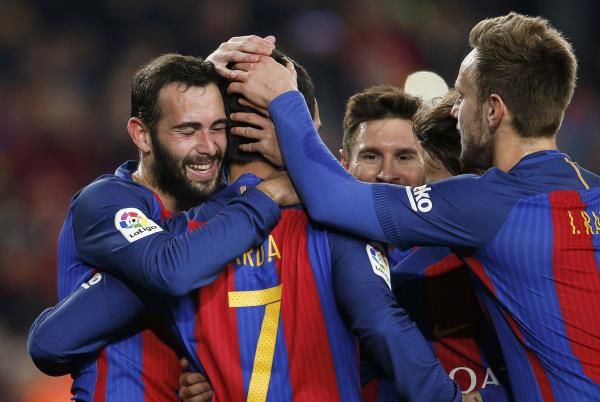 توران مع لاعبي برشلونة