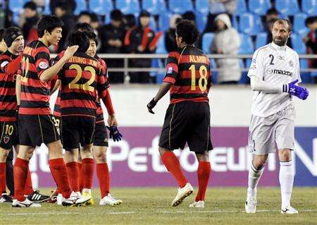 فرحة لاعبي بوهانغ وحسرة للبلغاري ستويانوف بعد نهاية المباراة