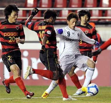 المهاجم الياباني تاداناري لي يحاول تجاوز دفاع بوهانغ