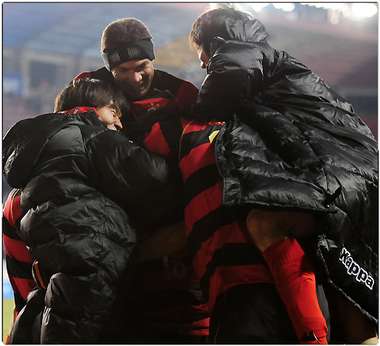 لاعبي فريق بوهانغ يحتفلون بعد تحقيقهم الإنتصار الأول في البطولة