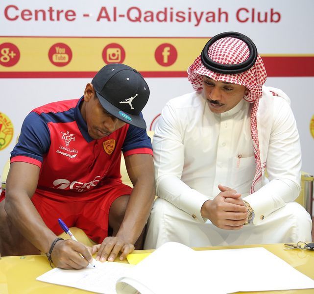  حمد الجيزاني أثناء التوقيع 