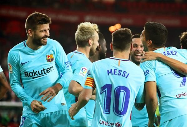 ميسي وراكيتيتش مع لاعبي برشلونة