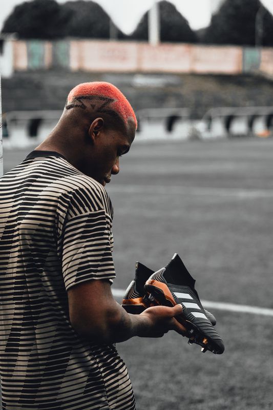 بول بوجبا يمسك بحذاء أديداس الجديد