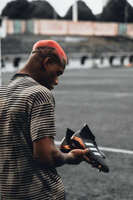 بول بوجبا يمسك بحذاء أديداس الجديد