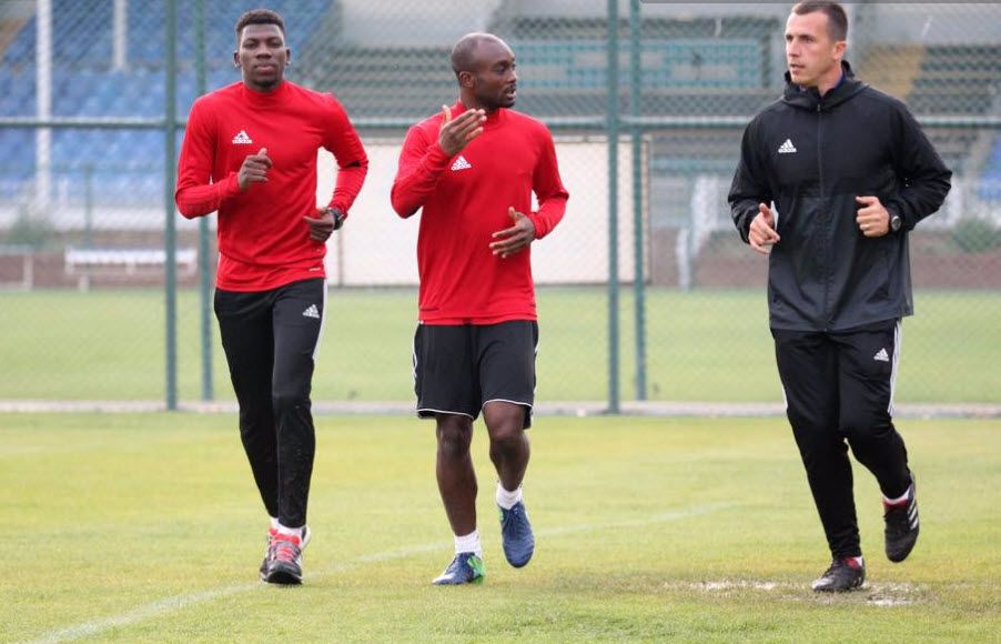 أداما با (يسار)