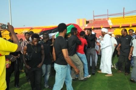 لاعبو المريخ يقومون بحمل جثمان اللاعب داخل الاستاد ليكون الوداع الاخير  