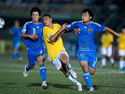 أوكاموتو ( يمين ) عندما شارك بنهائيات كأس العالم للناشئين 2009 بنيجيريا