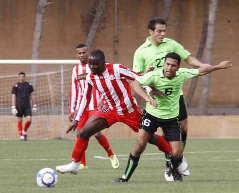 لاعبين الكرمل في محاولة لايقاف خطورة كابالونجو