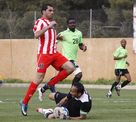 مازن عبيد يلتقط الكرة قبل ان يصل لها محمد خير