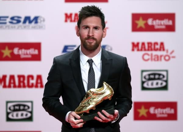 ميسي أثناء تسلمه الجائزة