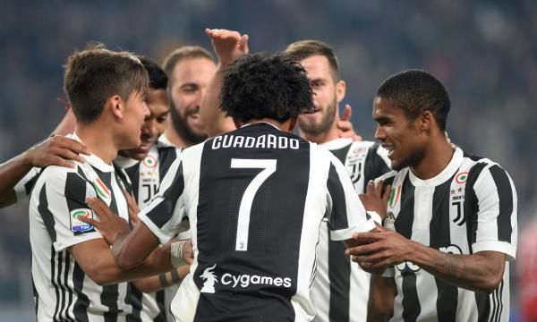 كوادرادو مع لاعبي يوفنتوس