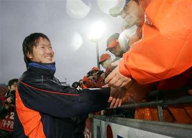 تسوكاموتو يصافح جماهير أوميا التي جسدت معنا الوفاء بالوقوف بجانبه