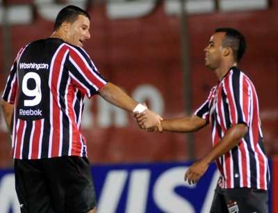 واشنطون (اليسار) لاعب ساوبالو يحتفل بعد تسجيله لهدف ضد ناسيونال